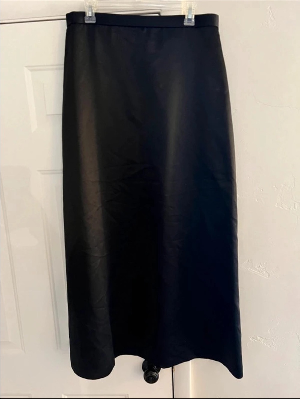 Elegant Black Maxi Skirt with Streamlined Silhouette